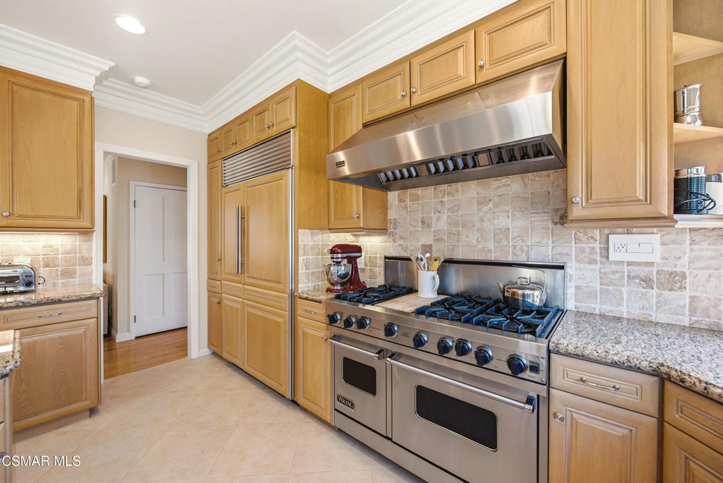 5801 Middle Crest Drive Property Photo 6