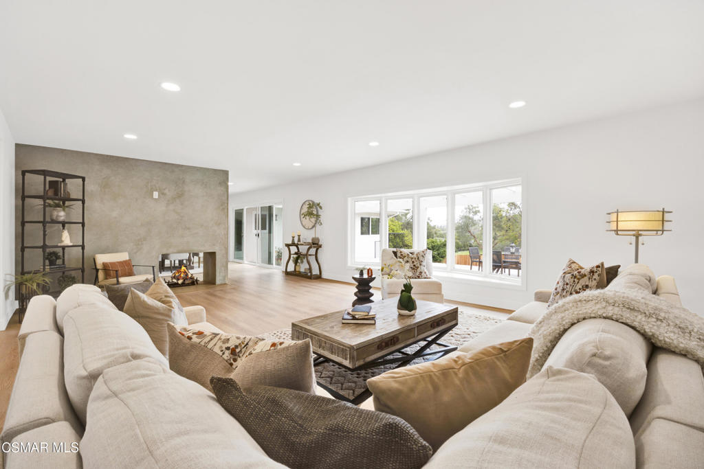 1154 La Jolla Drive Property Photo 8