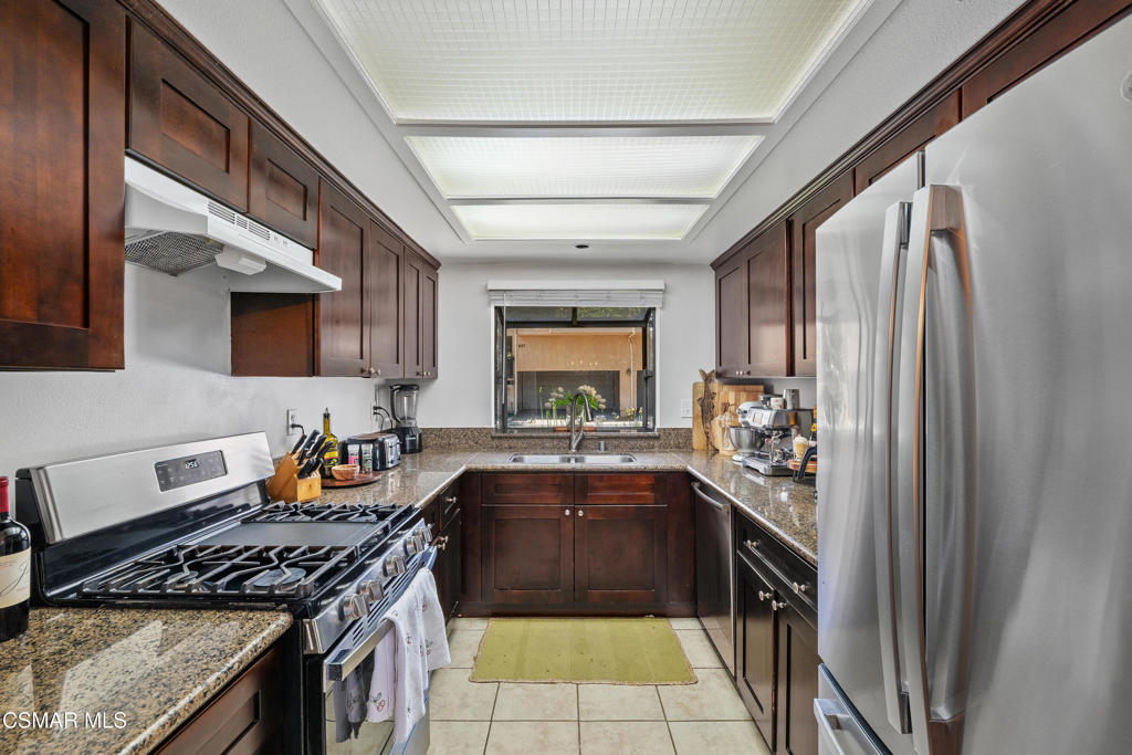 881 Warwick Avenue Property Photo 9
