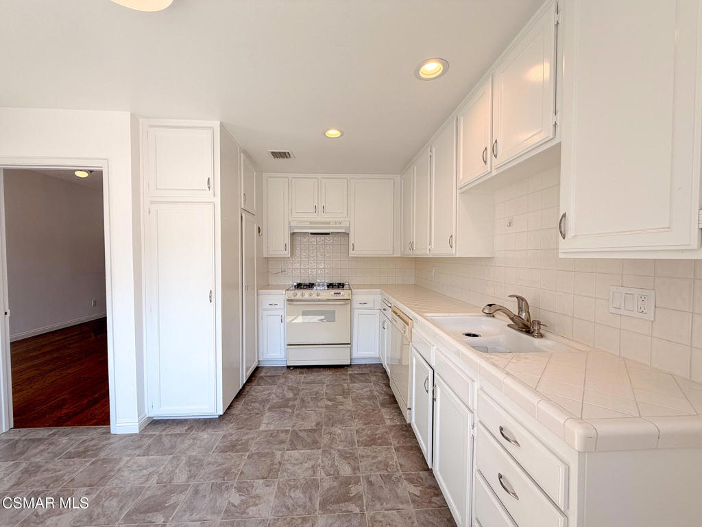 18242 Burbank Boulevard 8 Property Photo 12