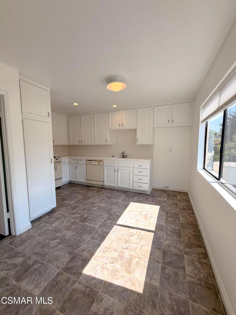 18242 Burbank Boulevard 8 Property Photo 13