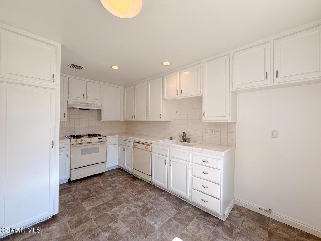 18242 Burbank Boulevard 8 Property Photo 14