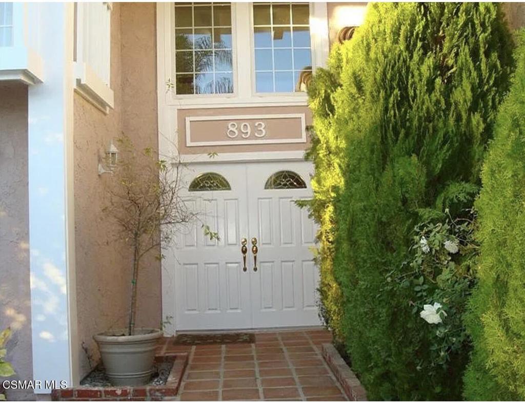 893 Lindawood Street Property Photo 3