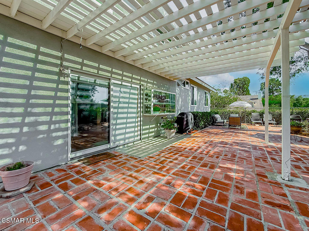 393 Larcom Street Property Photo 40