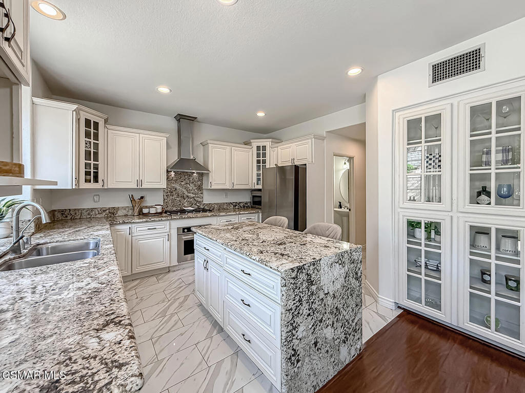 2710 Titania Place Property Photo 14