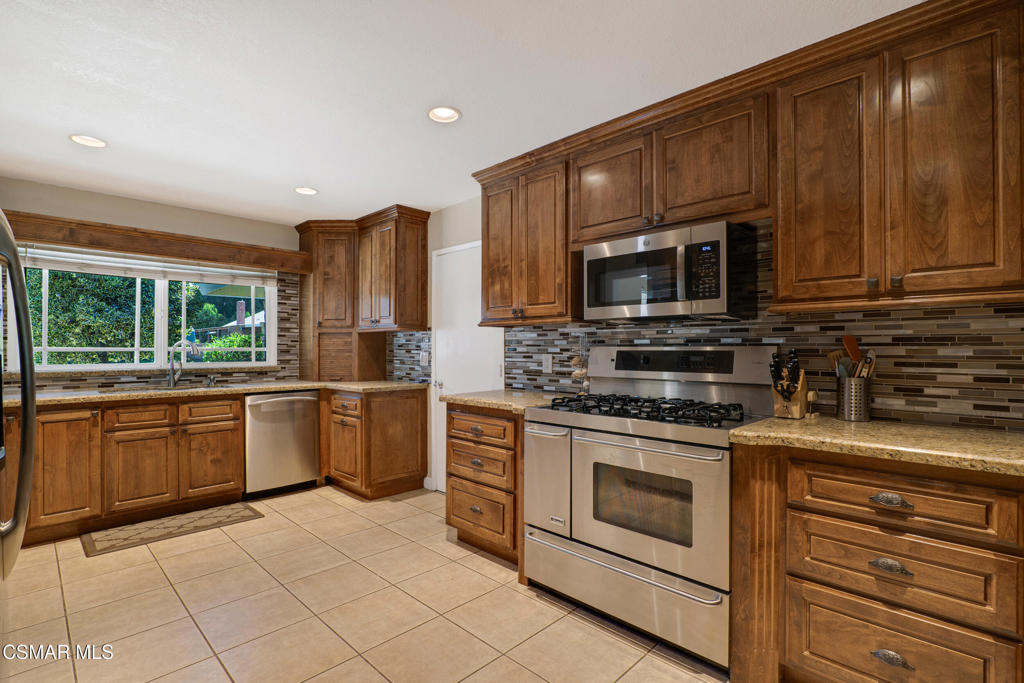 1041 Balsamo Avenue Property Photo 7
