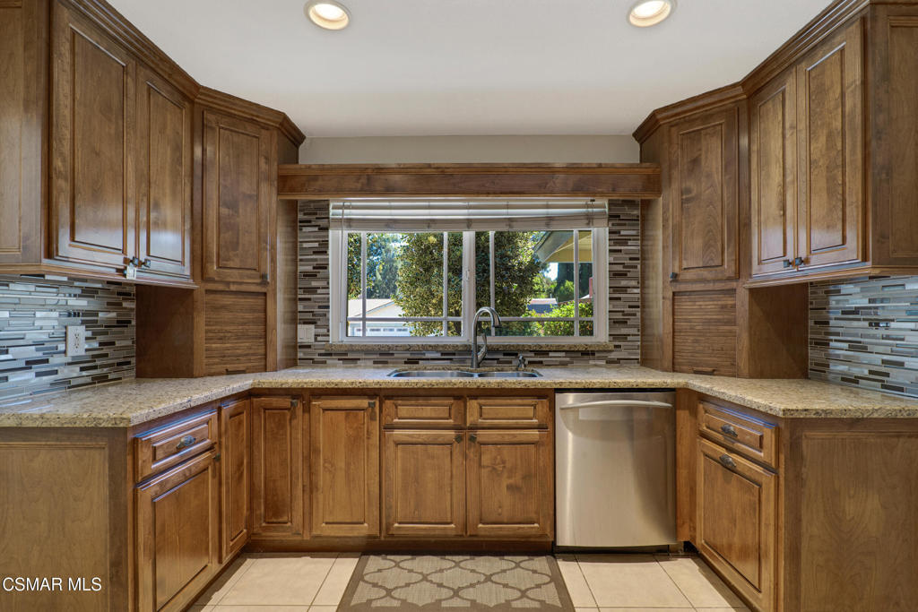 1041 Balsamo Avenue Property Photo 9