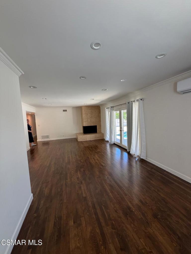 23723 Oxnard Street Property Photo 7