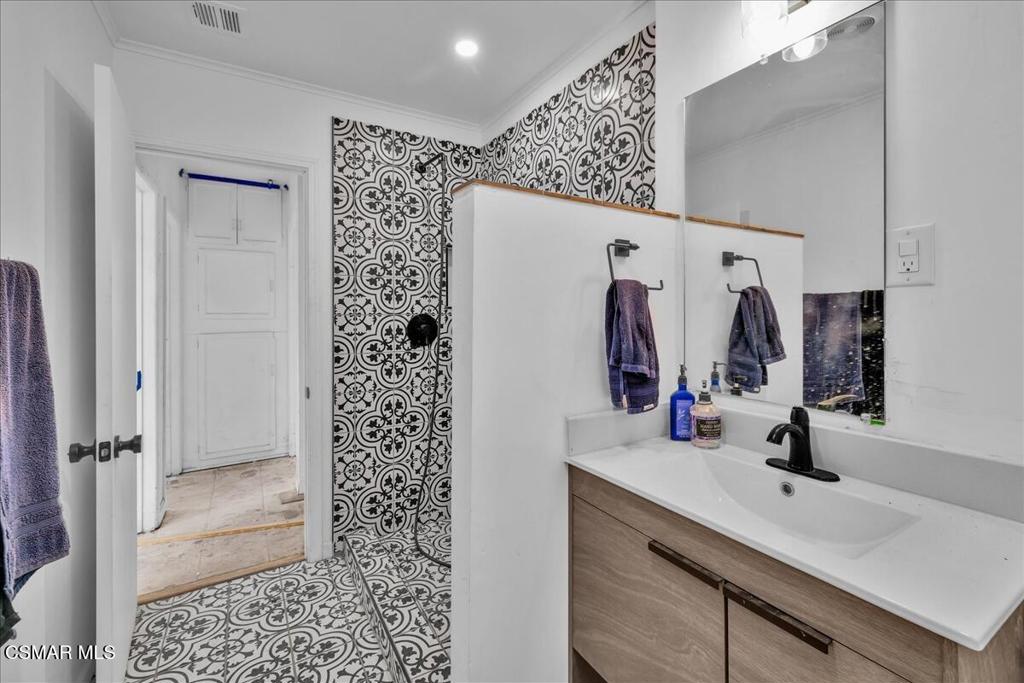 6877 Pine Avenue Property Photo 1