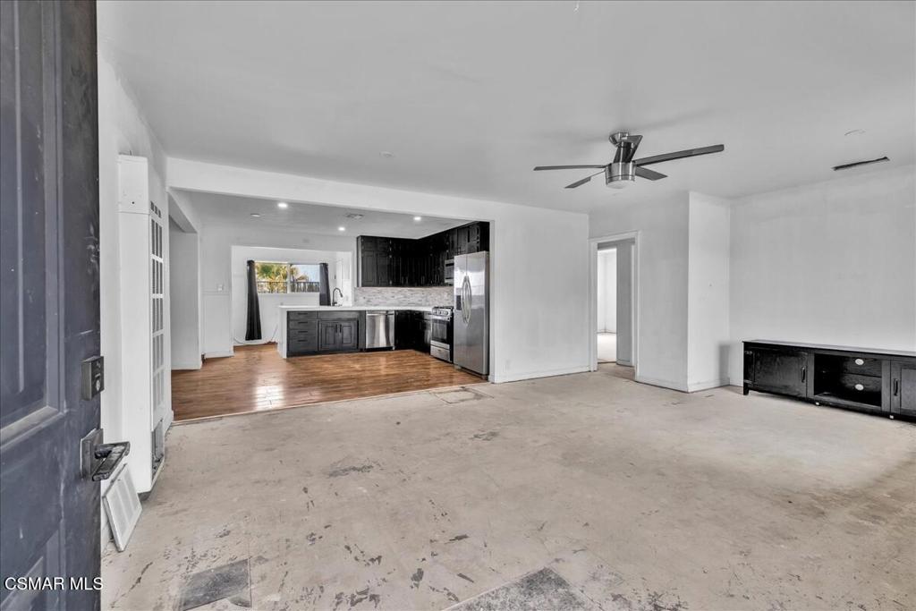 6877 Pine Avenue Property Photo 8