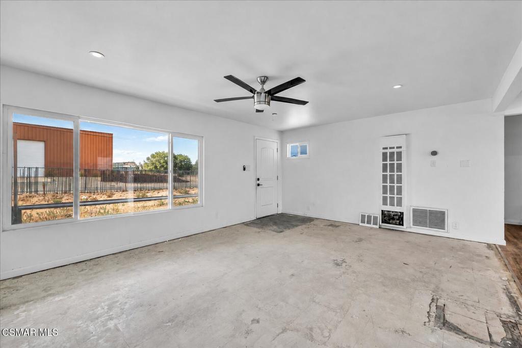 6877 Pine Avenue Property Photo 9