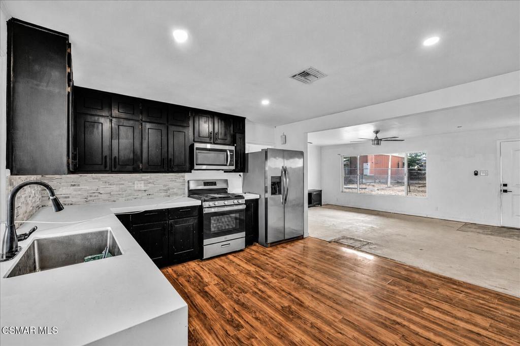 6877 Pine Avenue Property Photo 10