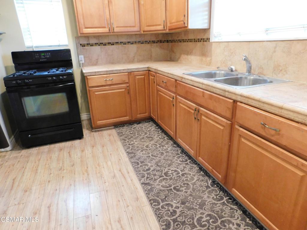6213 Whitsett Avenue Property Photo 6
