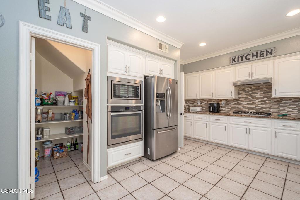 1014 Borden Avenue Property Photo 12
