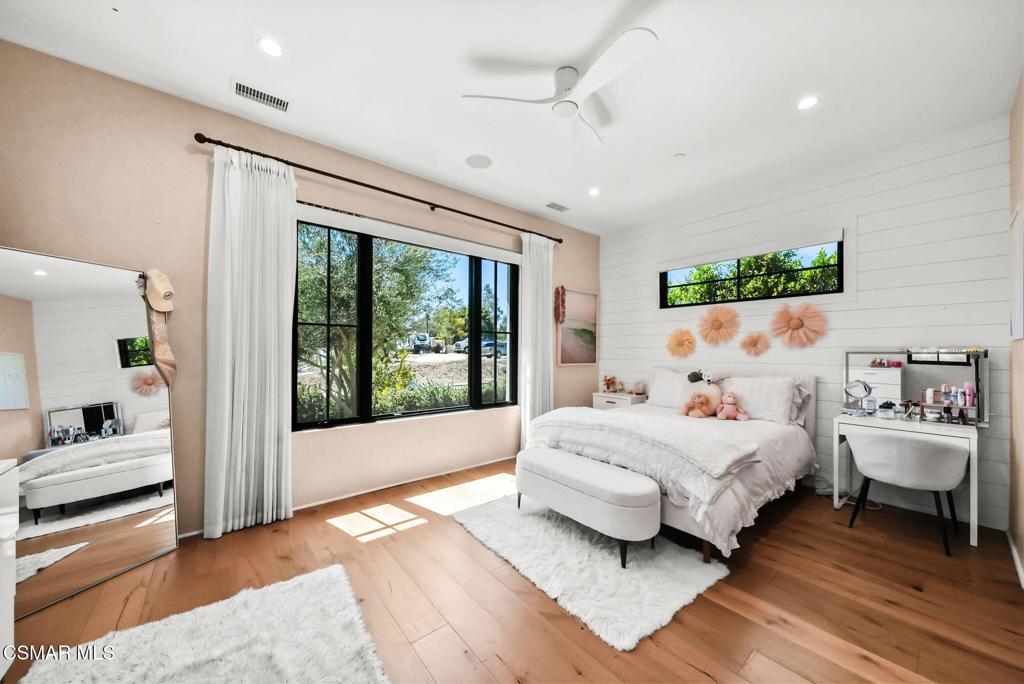 5099 Barnard Street Property Photo 28