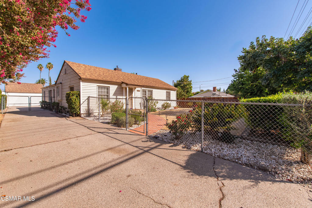 9520 Lemona Avenue Property Photo 2