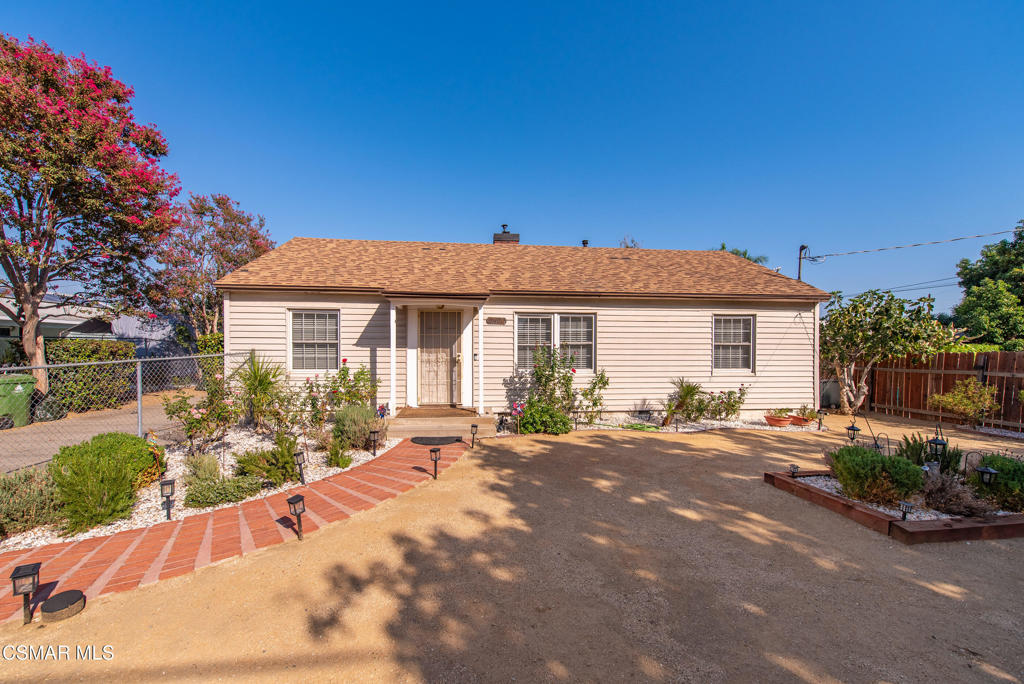 9520 Lemona Avenue Property Photo 4