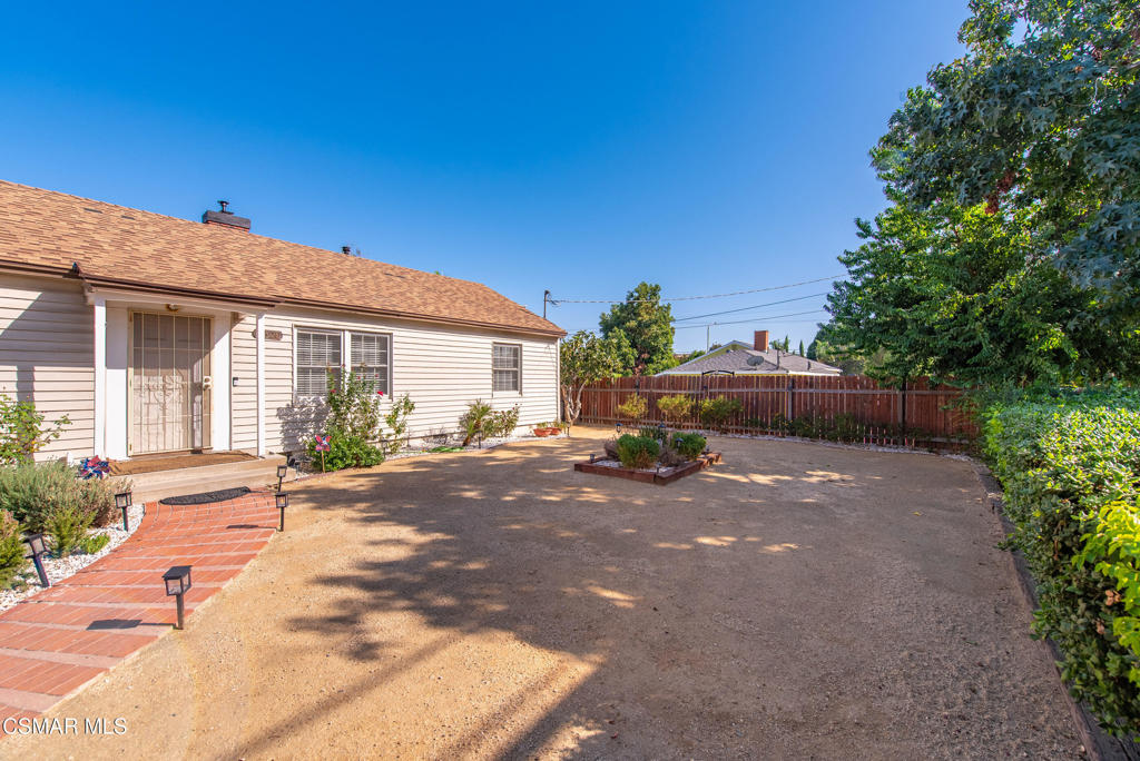 9520 Lemona Avenue Property Photo 7