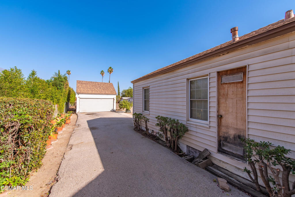 9520 Lemona Avenue Property Photo 40