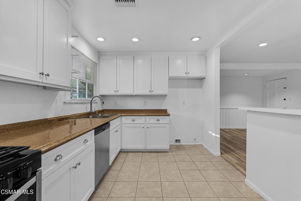 16856 Rinaldi Street Property Photo 8