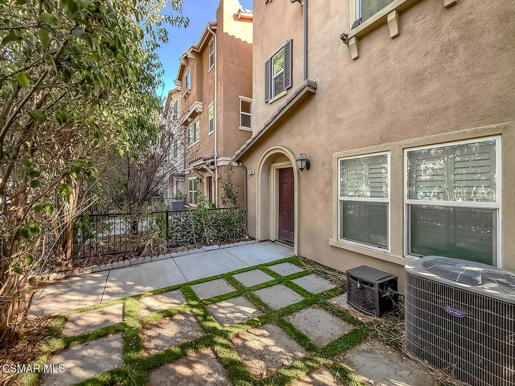 14708 Sherman Way Property Photo 2