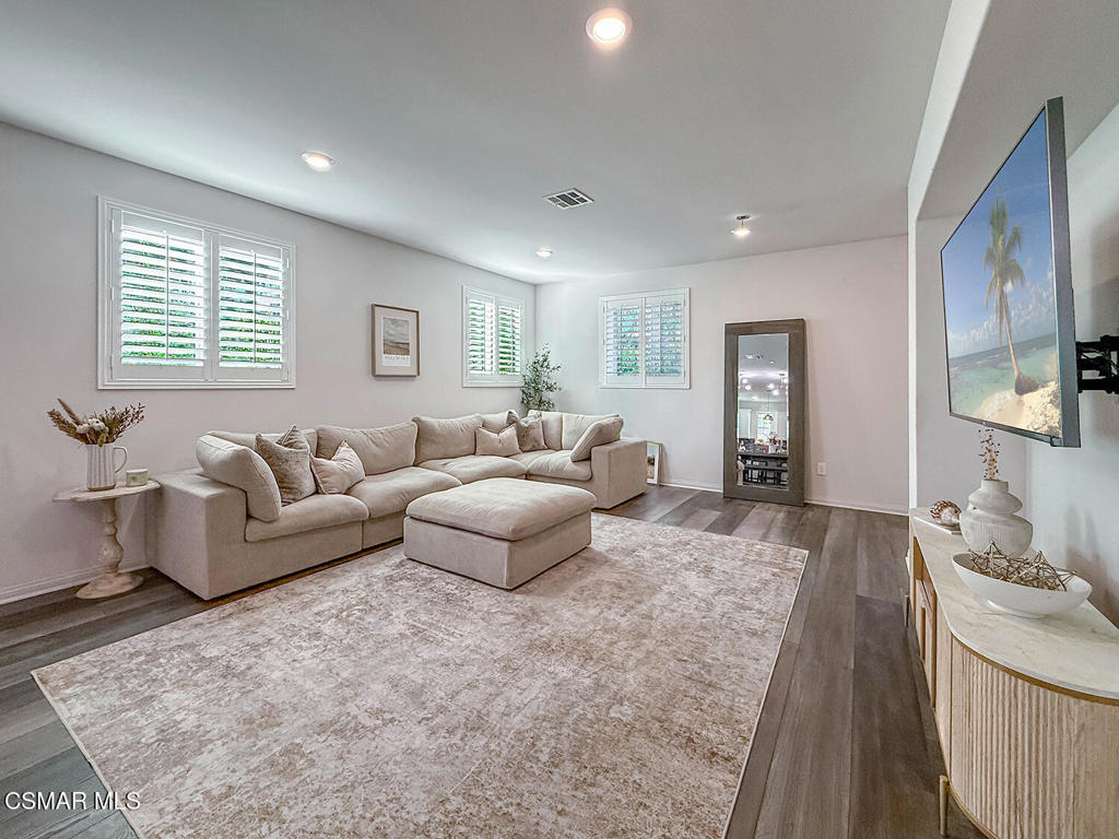 14708 Sherman Way Property Photo 6