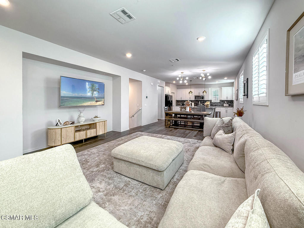 14708 Sherman Way Property Photo 8