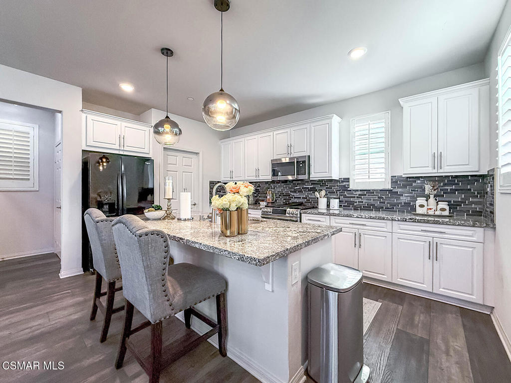 14708 Sherman Way Property Photo 12