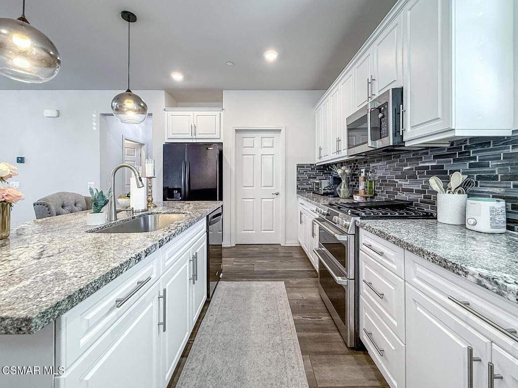 14708 Sherman Way Property Photo 14