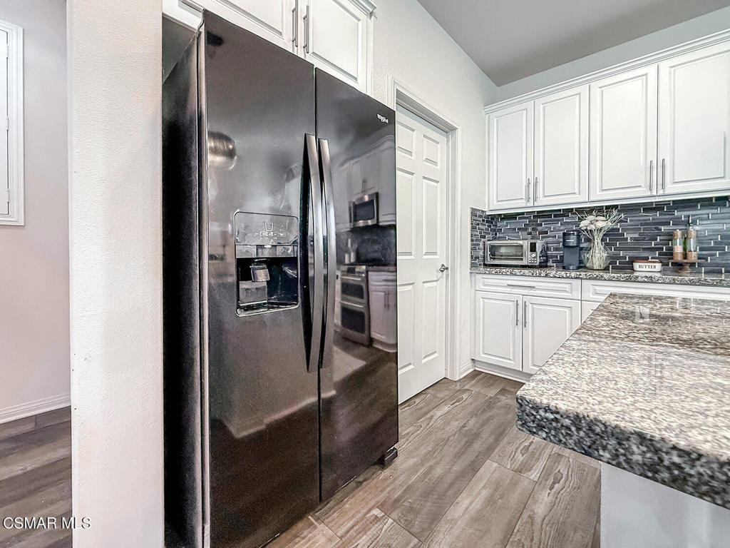 14708 Sherman Way Property Photo 17