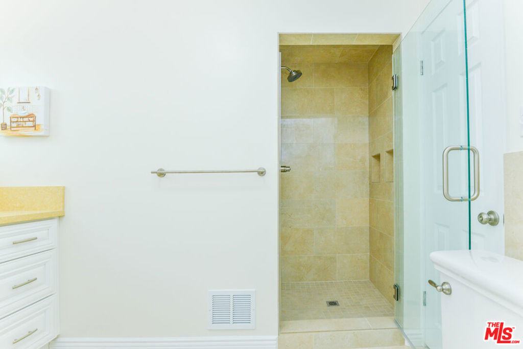 1017 S Alfred Street Property Photo 29