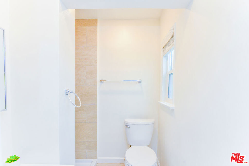 1017 S Alfred Street Property Photo 32