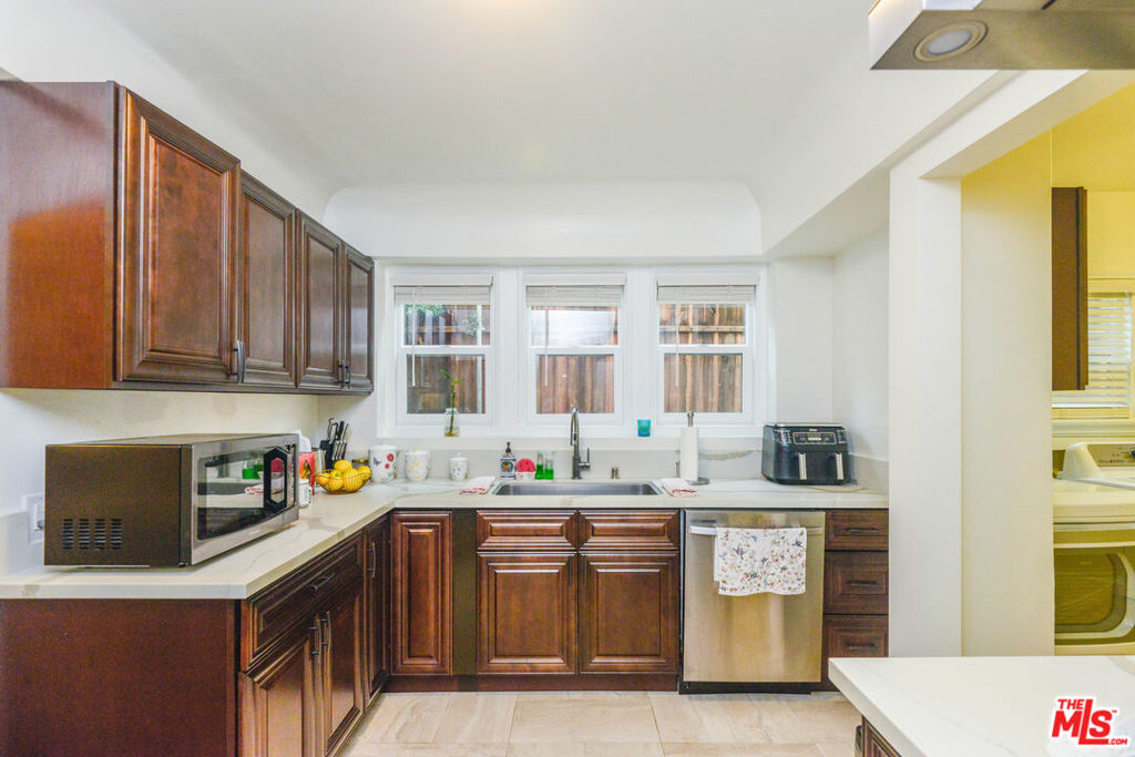 1017 S Alfred Street Property Photo 47
