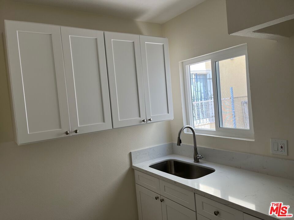 836 S Catalina Street Property Photo 5