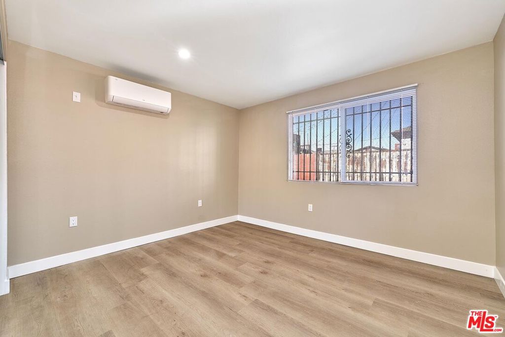 3568 S Budlong Avenue Property Photo 15