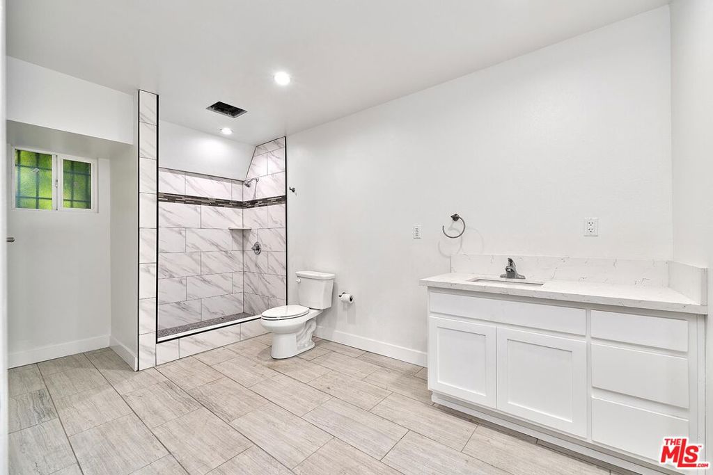 3568 S Budlong Avenue Property Photo 19