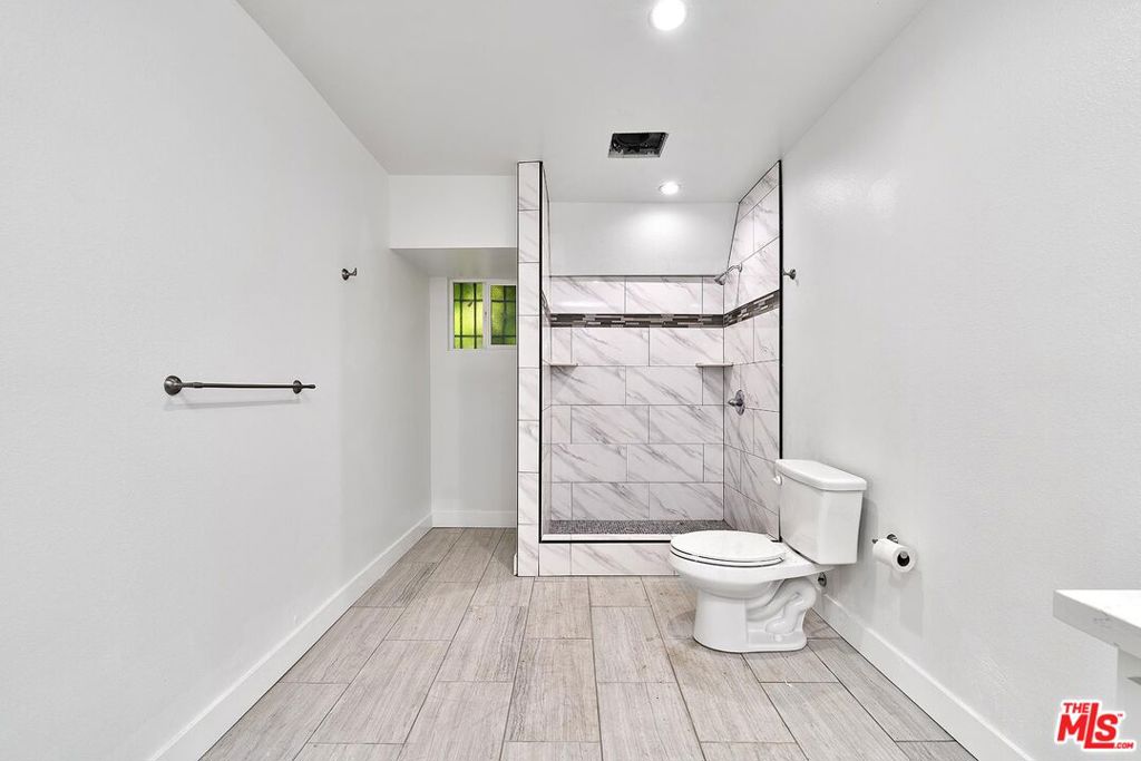 3568 S Budlong Avenue Property Photo 20