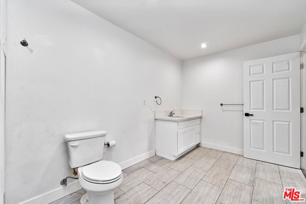 3568 S Budlong Avenue Property Photo 21