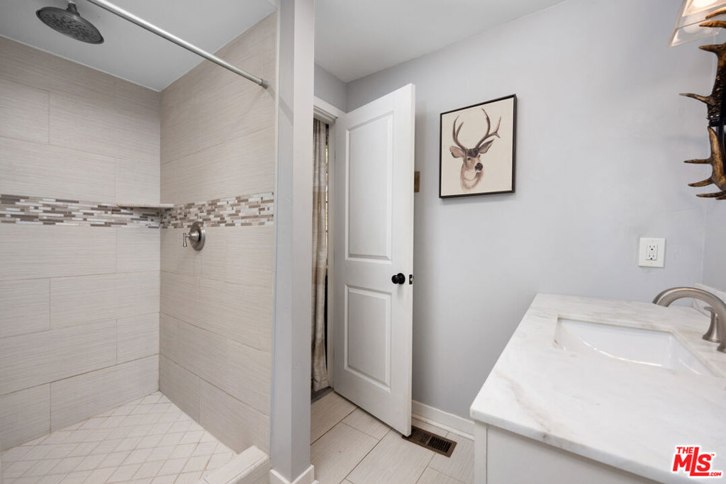 671 Community Drive Property Photo 10