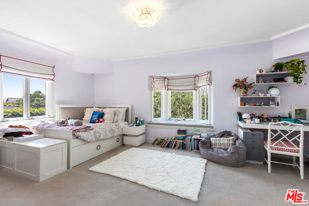 647 Toyopa Drive Property Photo 18