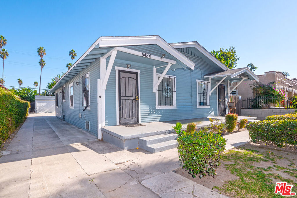 5424 S Van Ness Avenue Property Photo 1