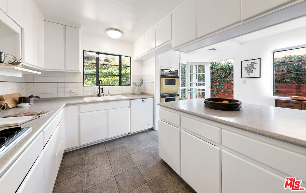 3133 Midvale Avenue Property Photo 17