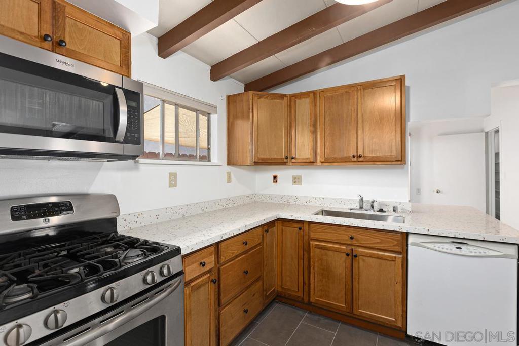 6130 Howell Dr Property Photo 7