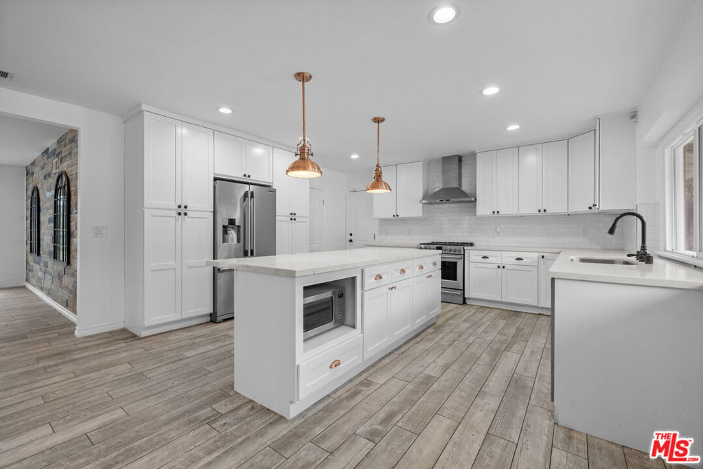17059 Albers Street Property Photo 4