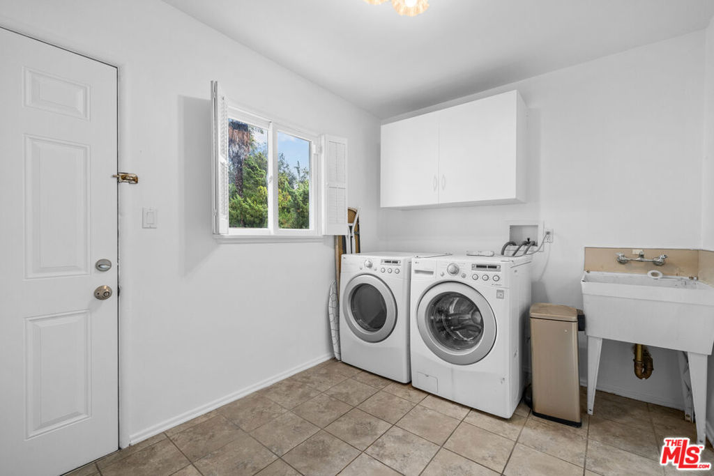 17059 Albers Street Property Photo 8