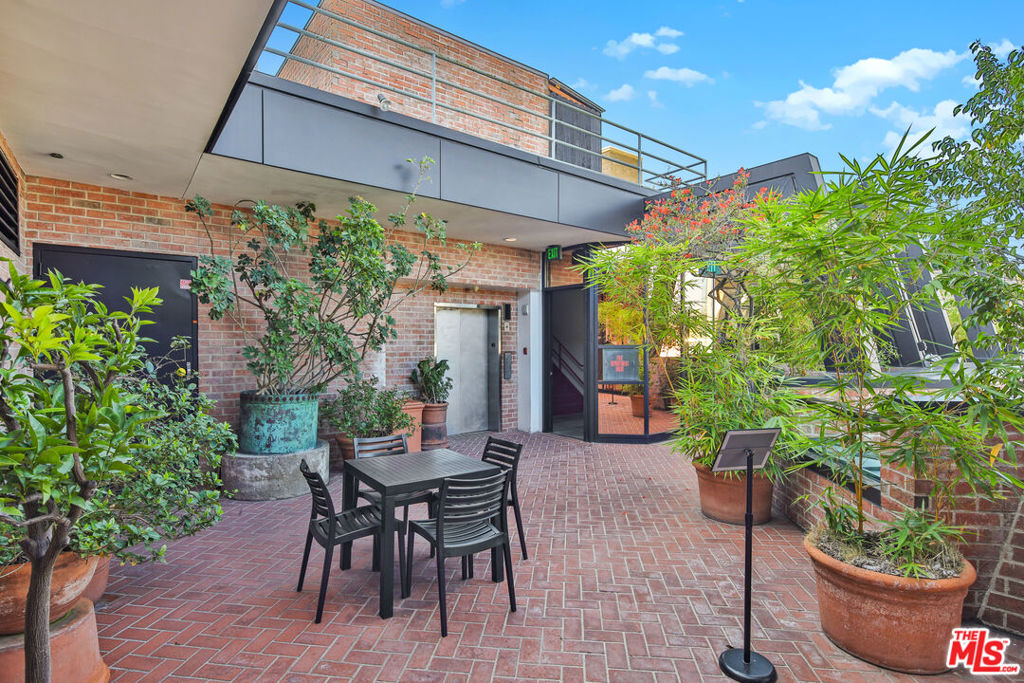 421 N Rodeo Drive P-3 Property Photo 3
