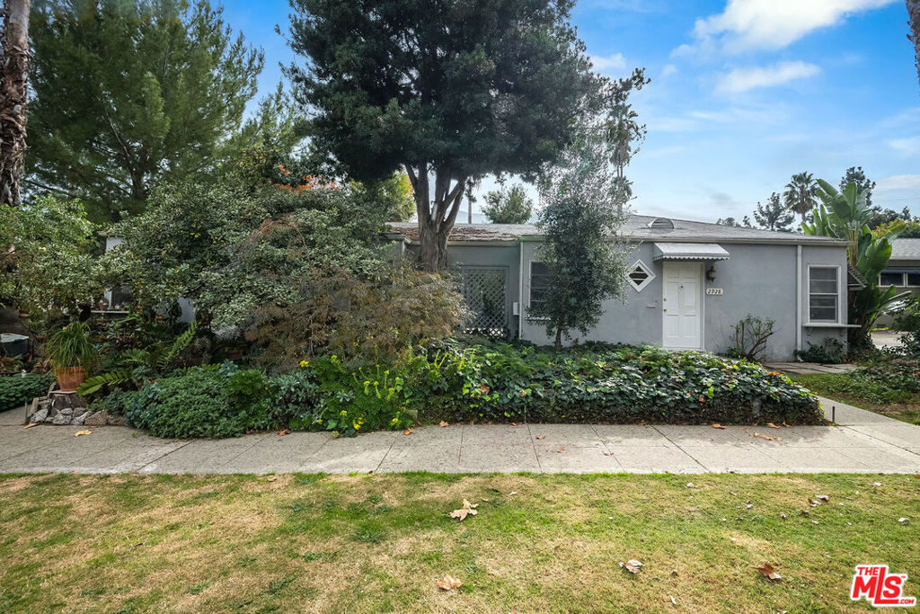 2924 W Riverside Drive Property Photo 8