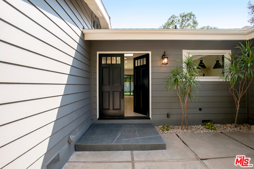 935 N Kenter Avenue Property Photo 6
