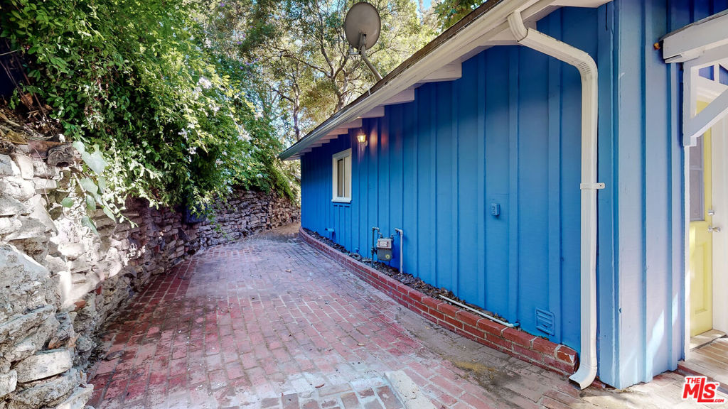 1414 N Beverly Glen Boulevard Property Photo 9