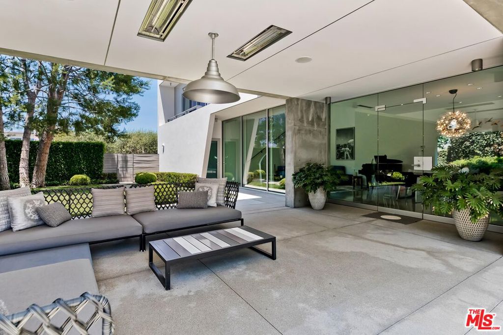 1342 Appleton Way Property Photo 5